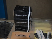 Doosje met ca. 80 stuks piercings en stretchers, ca. 36 metalen verstelbare tatoeage handvaten, elektrische tatoeage machine goud rotary, 2 spoel tatoeage machines,10 wergwerp cartridges grip zwart, 2 paarse bischop rotary tatoeage machines, - afbeelding 32 van  33