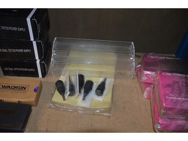 Doosje met ca. 80 stuks piercings en stretchers, ca. 36 metalen verstelbare tatoeage handvaten, elektrische tatoeage machine goud rotary, 2 spoel tatoeage machines,10 wergwerp cartridges grip zwart, 2 paarse bischop rotary tatoeage machines, - afbeelding 33 van  33