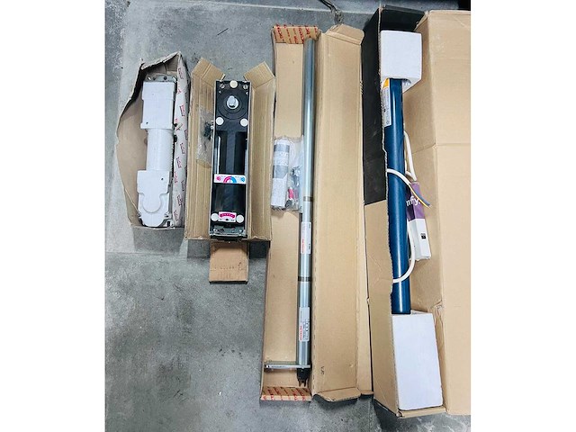 Dorma vloerveersysteem en diverse buismotor - bts 80 - overige aannemersmateriaal (4x) - afbeelding 1 van  5