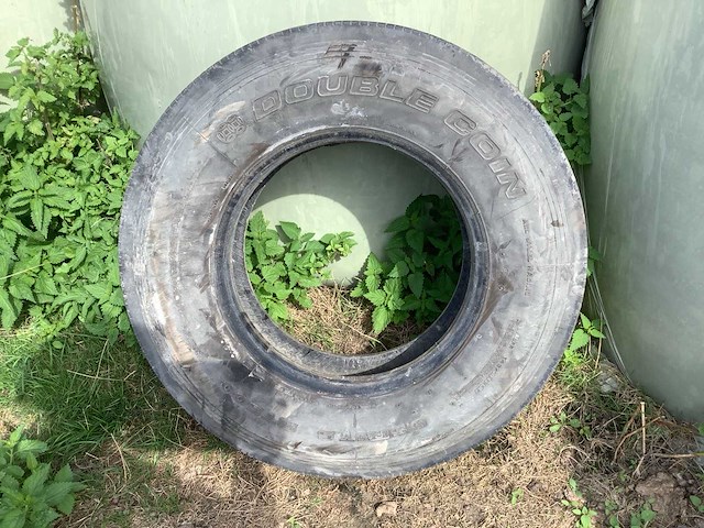 Double coin 9.5r17.5 vrachtwagenband - afbeelding 1 van  3