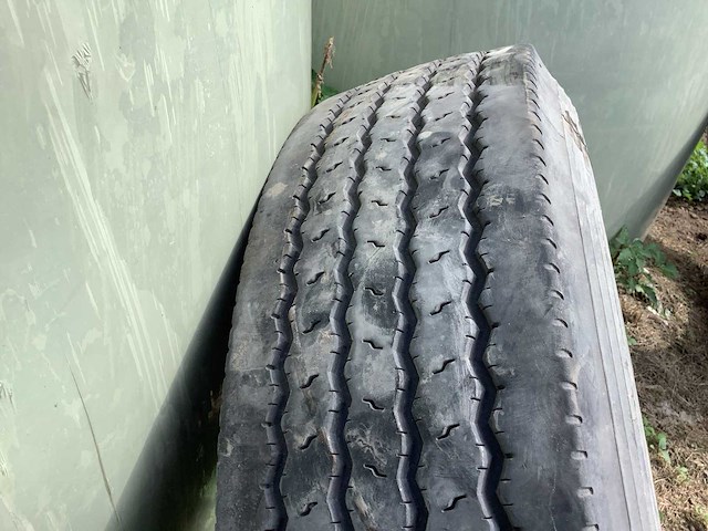 Double coin 9.5r17.5 vrachtwagenband - afbeelding 3 van  3