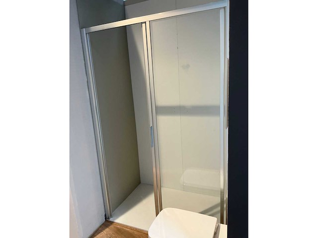 Douchecabine en toilet - afbeelding 2 van  6