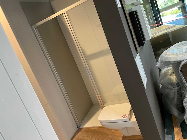 Douchecabine en toilet - afbeelding 1 van  6