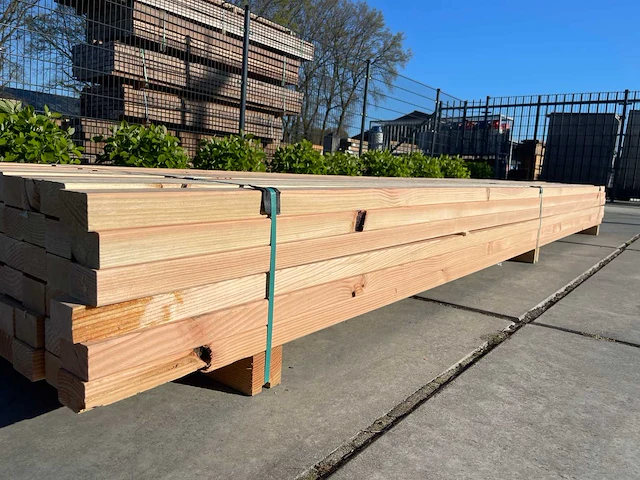 Douglas regels fijnbezaagd 4000x70x45mm (96x) - afbeelding 2 van  3