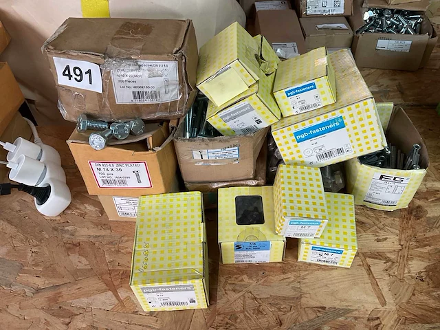 Dozen bouten ringen scharnieren moeren - afbeelding 1 van  9