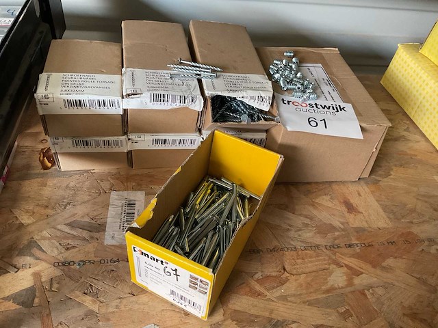 Dozen gedraaide nagels en hout moeren - afbeelding 1 van  6