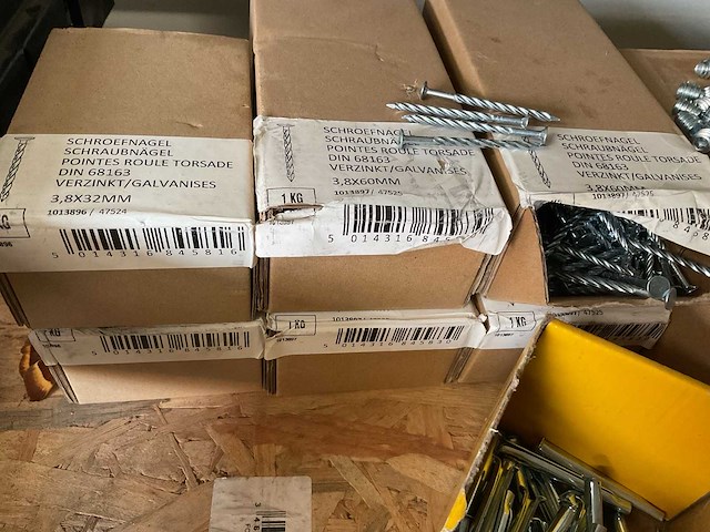 Dozen gedraaide nagels en hout moeren - afbeelding 2 van  6