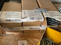 Dozen gedraaide nagels en hout moeren - afbeelding 2 van  6