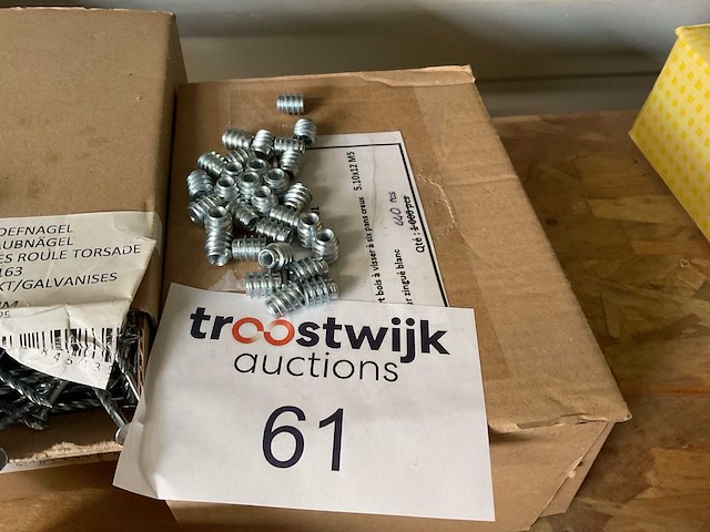 Dozen gedraaide nagels en hout moeren - afbeelding 4 van  6