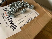 Dozen gedraaide nagels en hout moeren - afbeelding 5 van  6