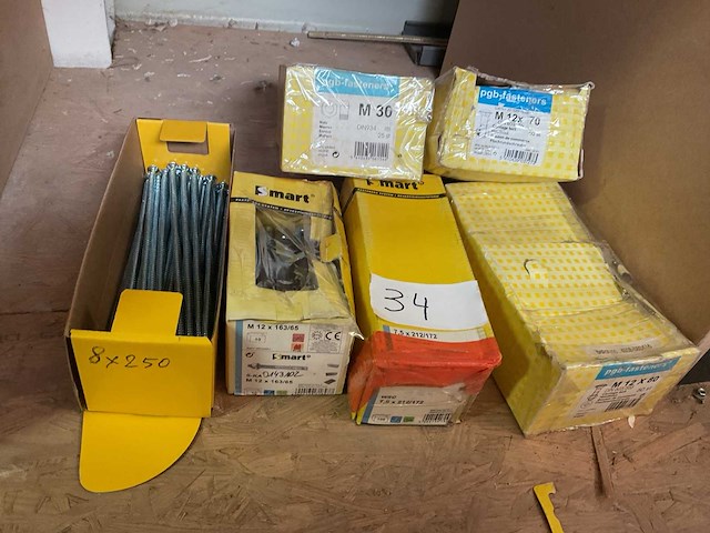 Dozen houtbouten en moeren - afbeelding 1 van  6