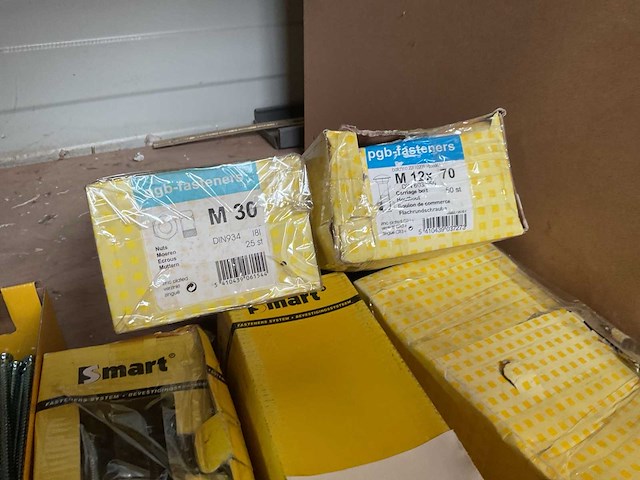 Dozen houtbouten en moeren - afbeelding 5 van  6