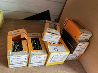 Dozen met anker bouten - afbeelding 1 van  7