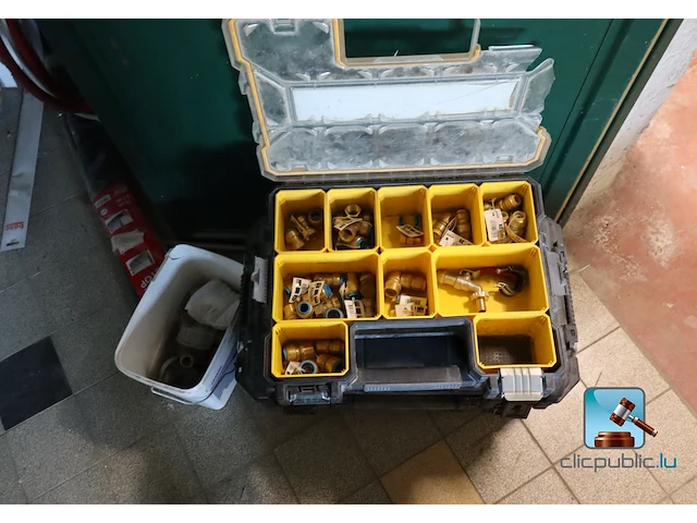 Dozen met sanitairverbindingsstukken - afbeelding 1 van  5