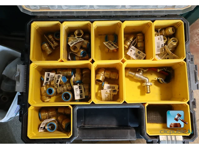Dozen met sanitairverbindingsstukken - afbeelding 2 van  5