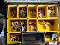 Dozen met sanitairverbindingsstukken - afbeelding 2 van  5