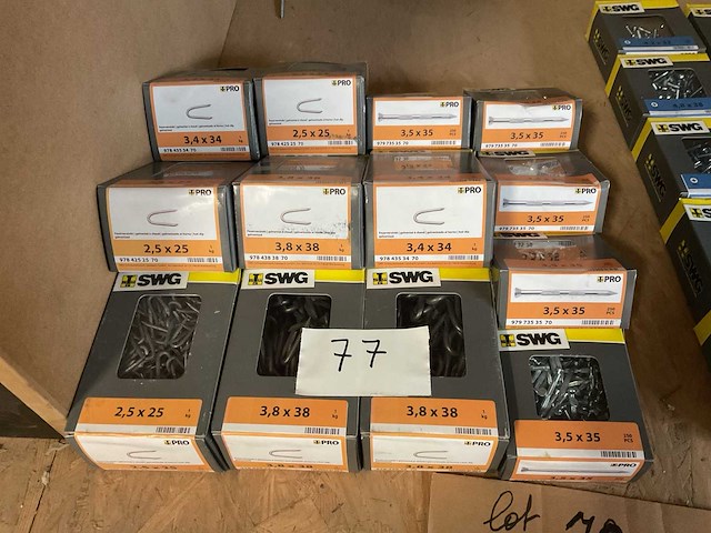 Dozen staalnagels en krammen - afbeelding 1 van  7