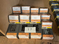 Dozen staalnagels en krammen - afbeelding 1 van  7