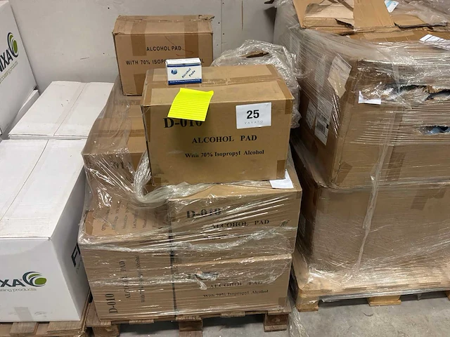 Dozen van 50 boxes met 100p alcoholpads (15xp) - afbeelding 1 van  4