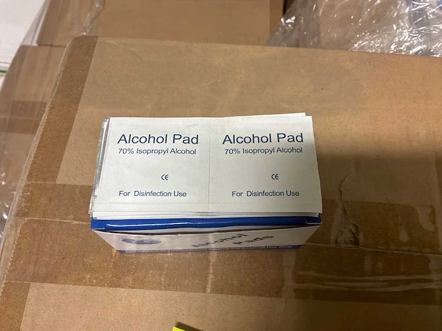 Dozen van 50 boxes met 100p alcoholpads (15xp) - afbeelding 3 van  4