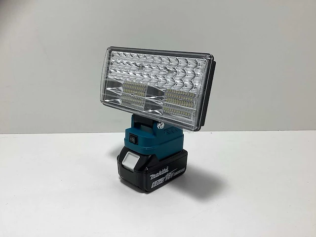 Draadloze led werk- bouwlamp - geschikt voor makita 18v accu’s - 1200lm - afbeelding 4 van  10