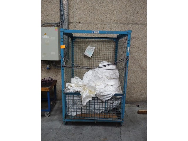 Draadmand met inhoud - afbeelding 1 van  2