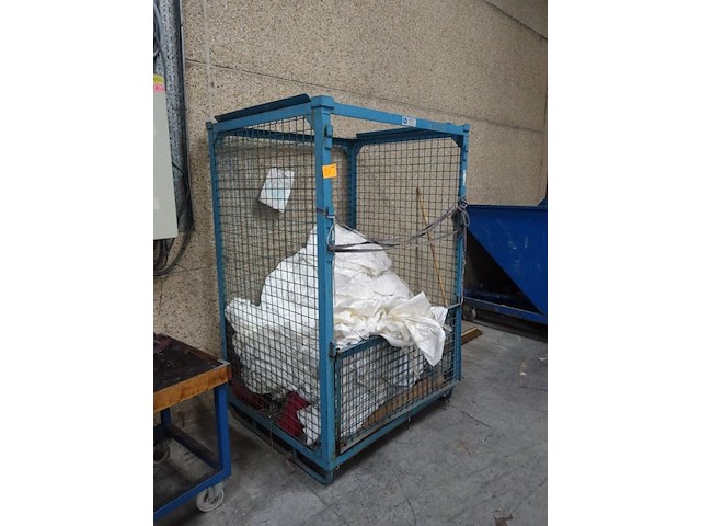 Draadmand met inhoud - afbeelding 2 van  2