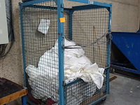 Draadmand met inhoud - afbeelding 2 van  2