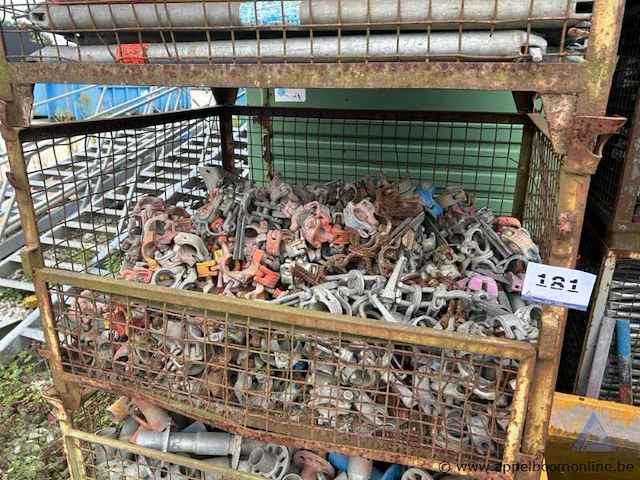 Draadstalen kooi inhoudende diverse metalen steigerklemmen. - afbeelding 1 van  2