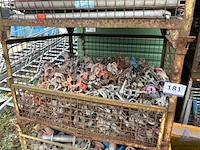 Draadstalen kooi inhoudende diverse metalen steigerklemmen.