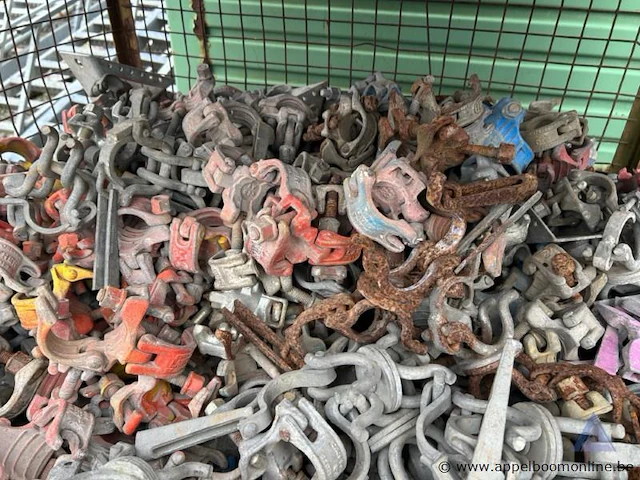 Draadstalen kooi inhoudende diverse metalen steigerklemmen. - afbeelding 2 van  2