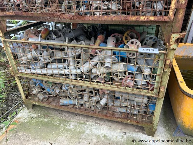 Draadstalen kooi inhoudende diverse metalen stellingonderdelen. - afbeelding 1 van  2
