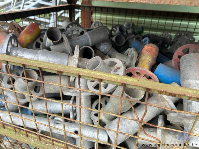 Draadstalen kooi inhoudende diverse metalen stellingonderdelen. - afbeelding 2 van  2