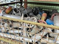 Draadstalen kooi inhoudende diverse metalen stellingonderdelen. - afbeelding 2 van  2