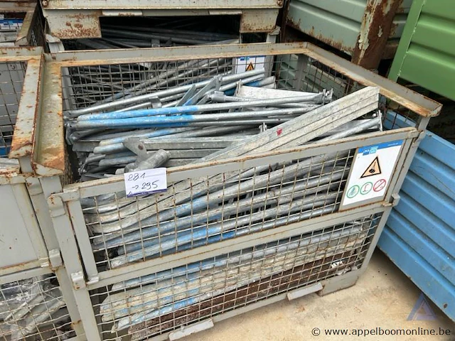 Draadstalen kooi inhoudende diverse metalen stellingonderdelen. - afbeelding 1 van  3
