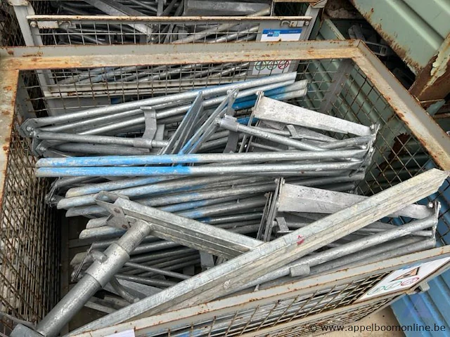 Draadstalen kooi inhoudende diverse metalen stellingonderdelen. - afbeelding 2 van  3