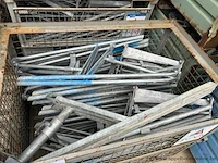 Draadstalen kooi inhoudende diverse metalen stellingonderdelen. - afbeelding 2 van  3