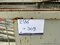Draadstalen kooi inhoudende diverse metalen stellingonderdelen. - afbeelding 3 van  3