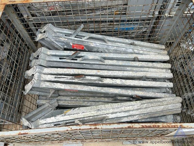 Draadstalen kooi inhoudende diverse metalen stellingonderdelen. - afbeelding 2 van  3