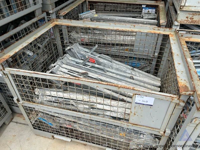 Draadstalen kooi inhoudende diverse metalen stellingonderdelen. - afbeelding 1 van  3