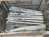 Draadstalen kooi inhoudende diverse metalen stellingonderdelen. - afbeelding 2 van  3