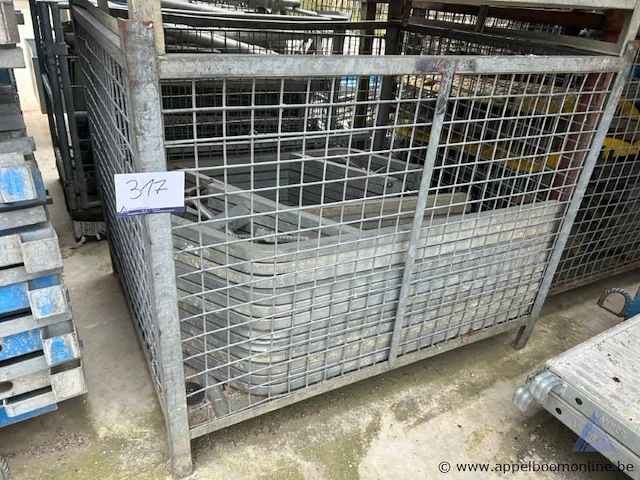 Draadstalen kooi inhoudende diverse metalen stellingonderdelen. - afbeelding 1 van  1