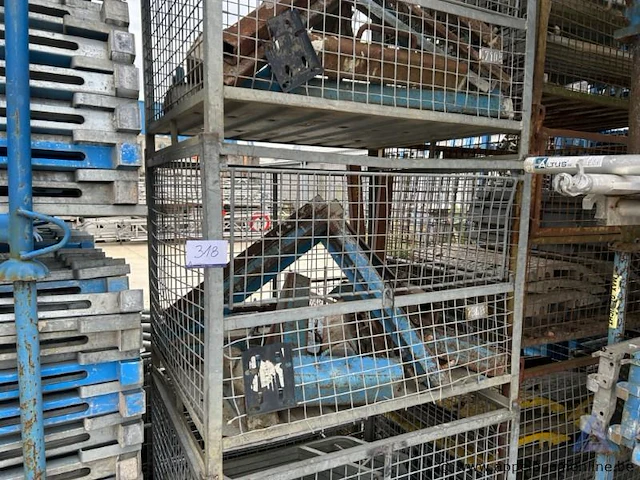 Draadstalen kooi inhoudende diverse metalen stellingonderdelen - afbeelding 1 van  3