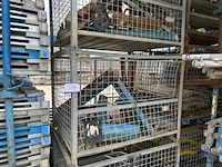 Draadstalen kooi inhoudende diverse metalen stellingonderdelen