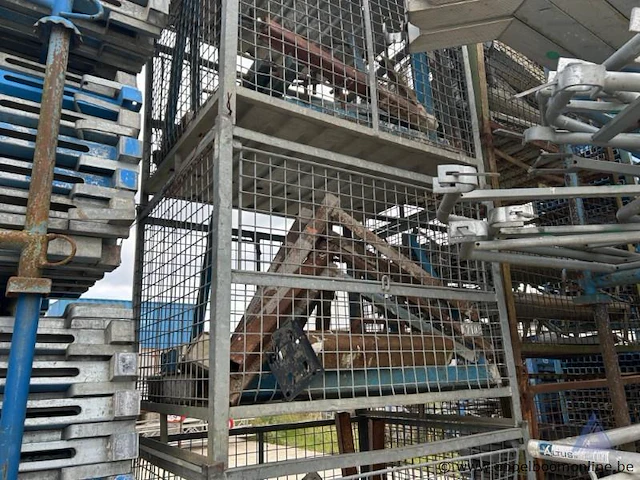 Draadstalen kooi inhoudende diverse metalen stellingonderdelen - afbeelding 2 van  3