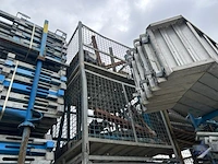 Draadstalen kooi inhoudende diverse metalen stellingonderdelen - afbeelding 3 van  3