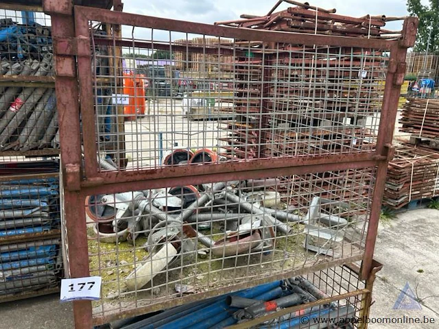 Draadstalen kooi inhoudende diverse metalen stelvoeten met wielen. - afbeelding 1 van  2