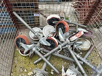 Draadstalen kooi inhoudende diverse metalen stelvoeten met wielen. - afbeelding 2 van  2