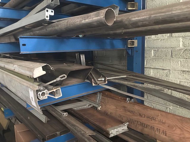 Draagarmstelling enkelvoudig met inhoud - afbeelding 1 van  4