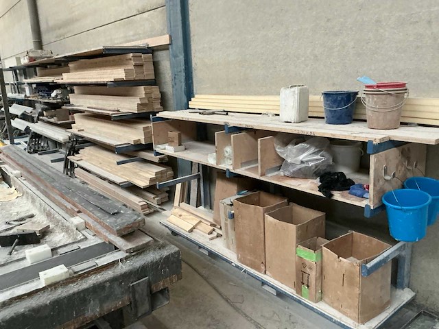 Draagarmstelling met inhoud (4x) - afbeelding 1 van  14